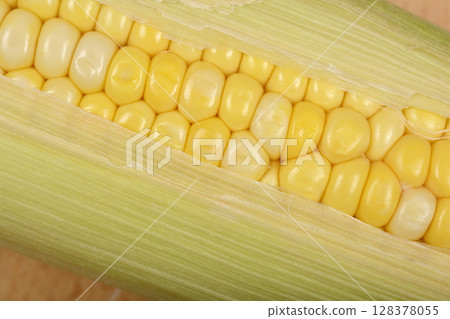 Fresh bi-color corn 128378055