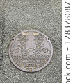 Hakodate City manhole (squid) 128378087