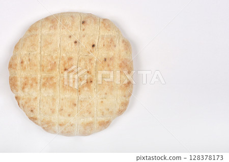 Round flatbread 128378173
