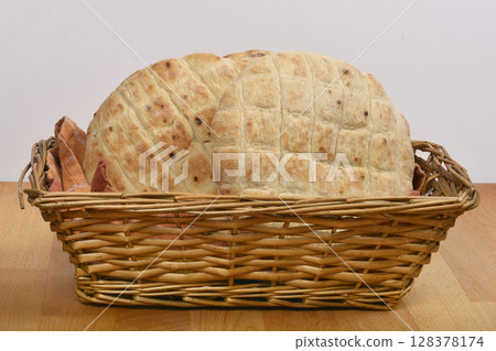 Round flatbreads 128378174