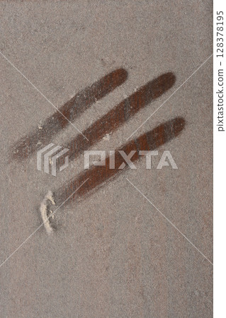 Layer of light gray dust with parallel marks 128378195