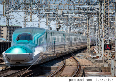 東北青森新幹線E5系列車抵達月台 東北青森新幹線E5系列車抵達月台 128378197