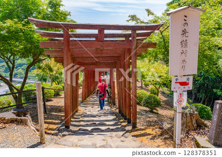 (Saga Prefecture) Yutoku Inari Shrine, inner sanctuary, red torii gate on the approach (Saga Prefecture) Yutoku Inari Shrine, inner sanctuary, red torii gate on the approach 128378351