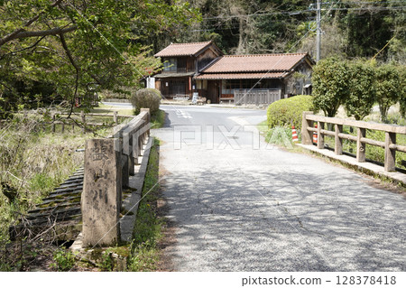 Iwami Ginzan: Bridge over the Ginzan River and old houses Iwami Ginzan: Bridge over the Ginzan River and old houses 128378418