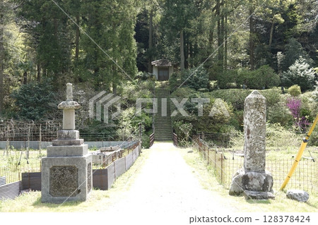 靜靜佇立於山間的佛教聖地 靜靜佇立於山間的佛教聖地 128378424