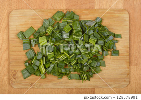 Chopped green leek 128378991