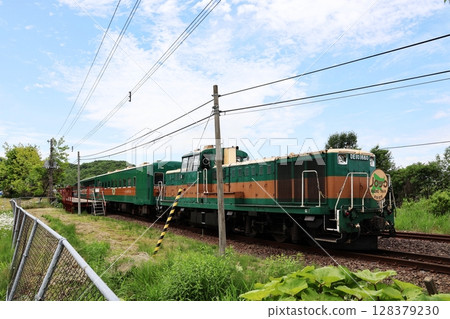 The Kushiro Marsh Norokko train stops at the platform of JR Senmo Main Line, Toro Station. 128379230