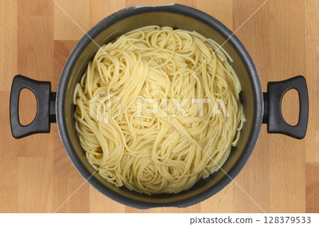 Cooked spaghetti 128379533