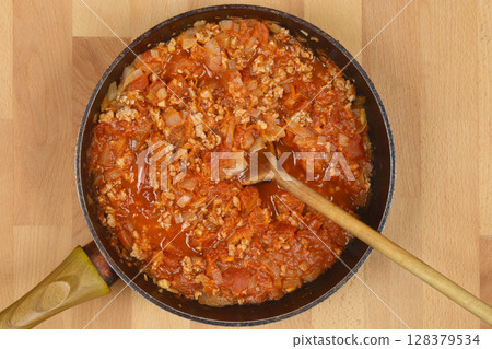 Ground meat, onion, and tomato sauce 128379534