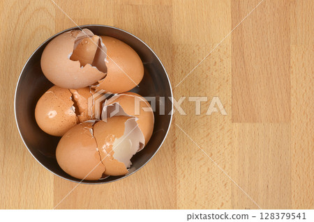 Brown broken eggshells Brown broken eggshells 128379541