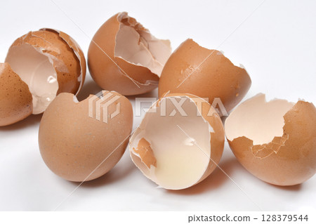 Brown broken eggshells Brown broken eggshells 128379544