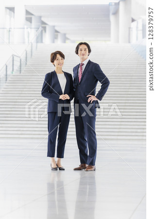 Male and female business people in suits 128379757