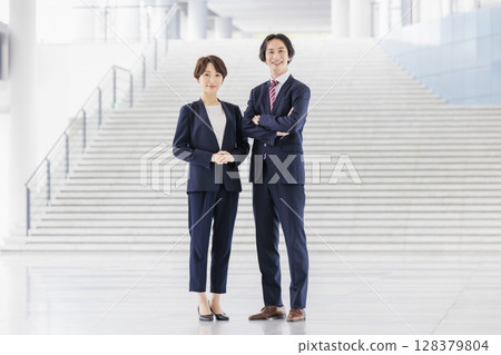 Male and female business people in suits 128379804