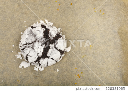 Chocolate crinkle cookies Chocolate crinkle cookies 128381065