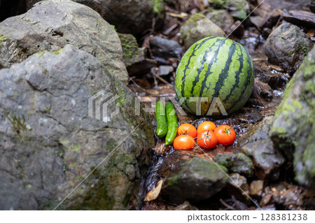 西瓜、黃瓜和番茄在山間溪流冰鎮 西瓜、黃瓜和番茄在山間溪流冰鎮 128381238
