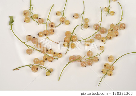 White currants 128381363
