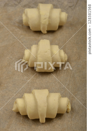 Raw croissants Raw croissants 128381568