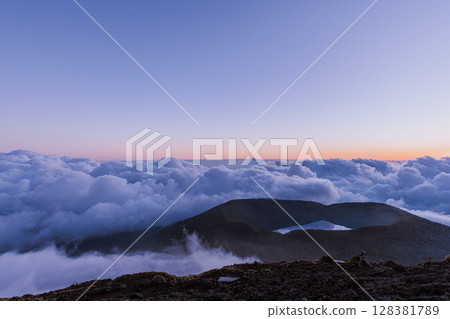 Sea of clouds and Onami Pond Sea of clouds and Onami Pond 128381789