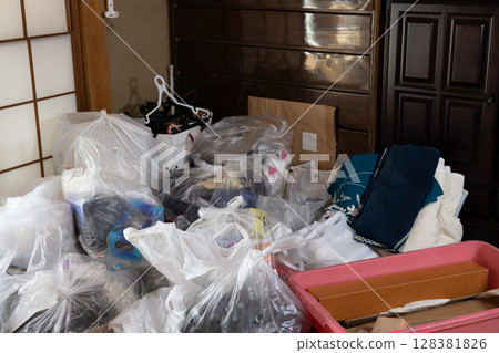 收拾父母的房子時，房間裡堆滿了不必要的物品和垃圾 128381826