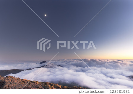 從唐國嶽山頂眺望雲海籠罩的高千穗群峰 從唐國嶽山頂眺望雲海籠罩的高千穗群峰 128381981