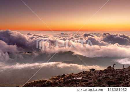 從唐國岳眺望，大波池被雲海環繞 128381982