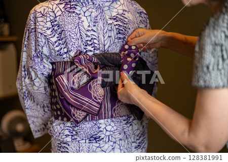 穿上浴衣 穿上浴衣 128381991