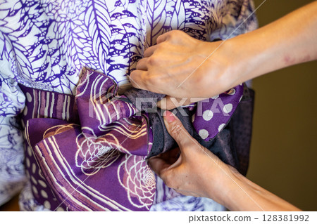 Putting on a yukata 128381992