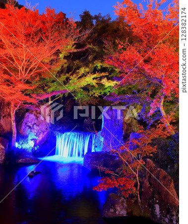 秋葉原的秋景（中津市耶馬溪的燈光、垂直構圖） 128382174