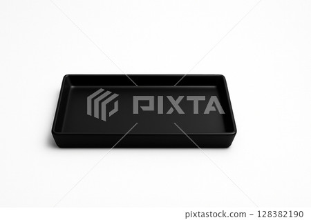 一個簡單的黑色托盤放在白色背景上 128382190