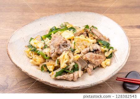 Bean sprouts and chives stir-fried with eggs 128382543