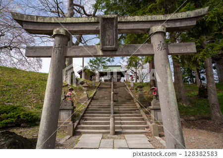 福島縣會津若松市鶴城稻荷神社（八幡神社）的春天 128382583