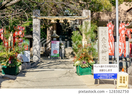 大阪府吹田市垂水町(垂水姓氏的發祥地)的垂水神社 院內道路 大阪府吹田市垂水町(垂水姓氏的發祥地)的垂水神社 院內道路 128382750