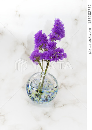 紫色補血草花，插在冷色玻璃花瓶中，垂直居中 128382782