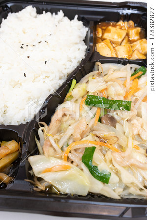 美味鹹炒肉和蔬菜的中式午餐盒 美味鹹炒肉和蔬菜的中式午餐盒 128382827