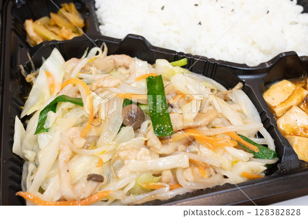 美味鹹炒肉和蔬菜的中式午餐盒 美味鹹炒肉和蔬菜的中式午餐盒 128382828