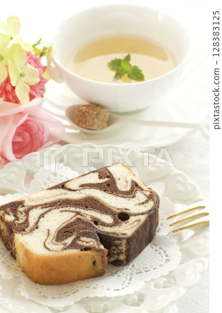 大理石巧克力蛋糕和花草茶 大理石巧克力蛋糕和花草茶 128383125
