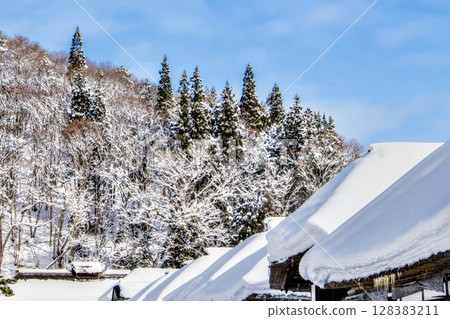 山上和店鋪屋頂上積雪的雪國風景 山上和店鋪屋頂上積雪的雪國風景 128383211