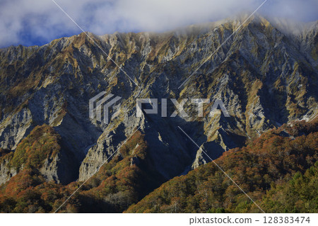 The "South Wall" of Mt. Oyama is a large horseshoe-shaped cliff on the northern edge of the ridge between Mt. Misen and Mt. Sankoho, with a height of 400m. 128383474