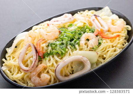 Delicious iron plate seafood salt fried noodles Delicious iron plate seafood salt fried noodles 128383571
