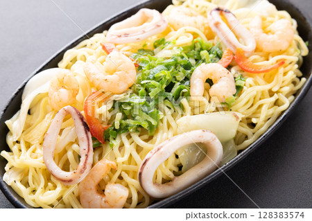美味鐵板海鮮鹽炒麵 美味鐵板海鮮鹽炒麵 128383574