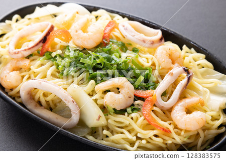 美味鐵板海鮮鹽炒麵 128383575