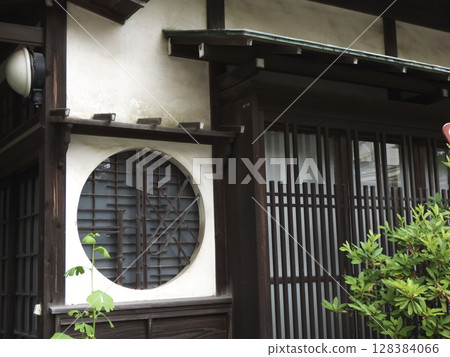 圓形窗戶和格子門散發著日本的精緻和傳統建築的美感。 128384066