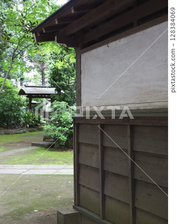 日式建築與綠意交織的空間,寧靜的日式花園 日式建築與綠意交織的空間,寧靜的日式花園 128384069