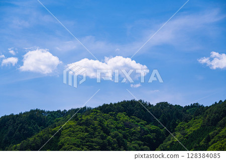 初夏的雲山排成一線 128384085