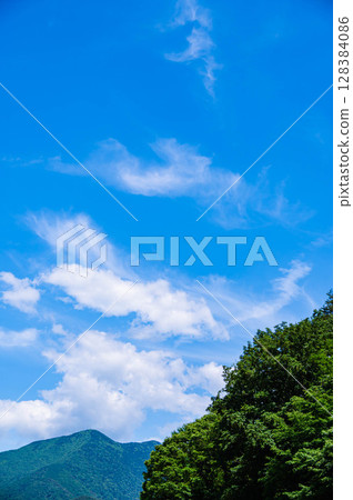 初夏的藍天和山脈，木曾福島 128384086