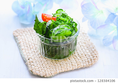 Chilled cucumber salad 128384106