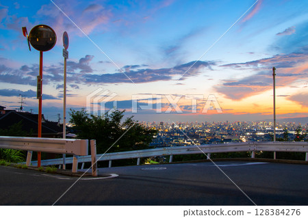 Osaka cityscape in the evening as seen from Ishikiri Station 128384276