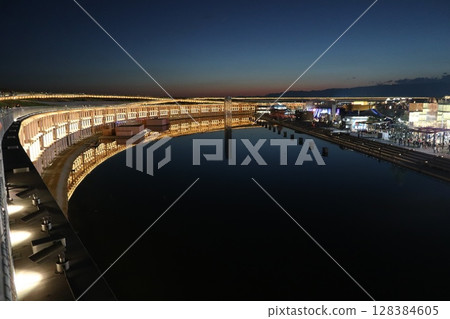 大阪關西世博會（EXPO2025）大屋頂環的夜景 128384605