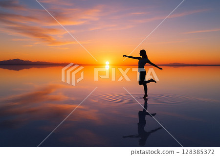 日出時漂浮在海面上的女人 128385372