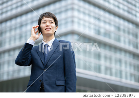 Businessmen talking on a smartphone Businessmen talking on a smartphone 128385973